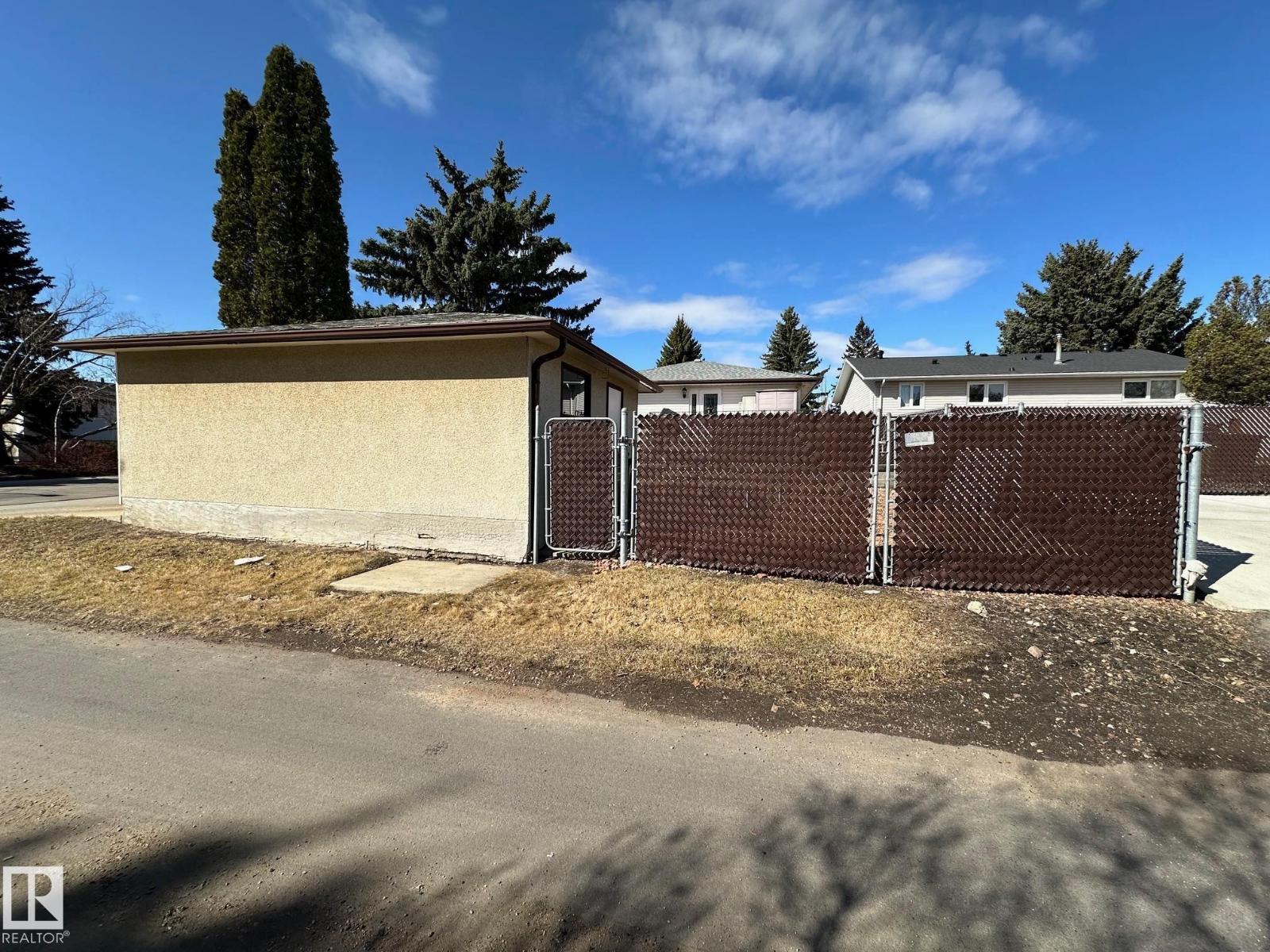 7916 150 AV NW - 8