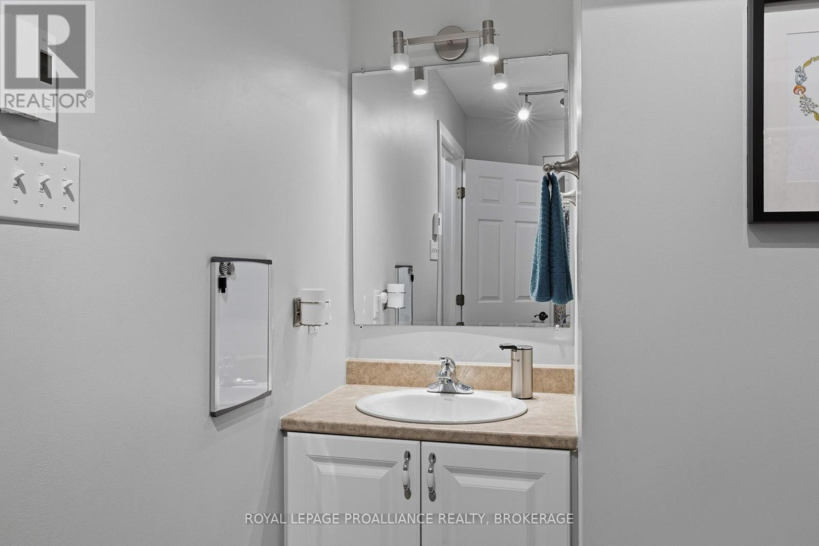 #2104 225 OAK STREET - 24