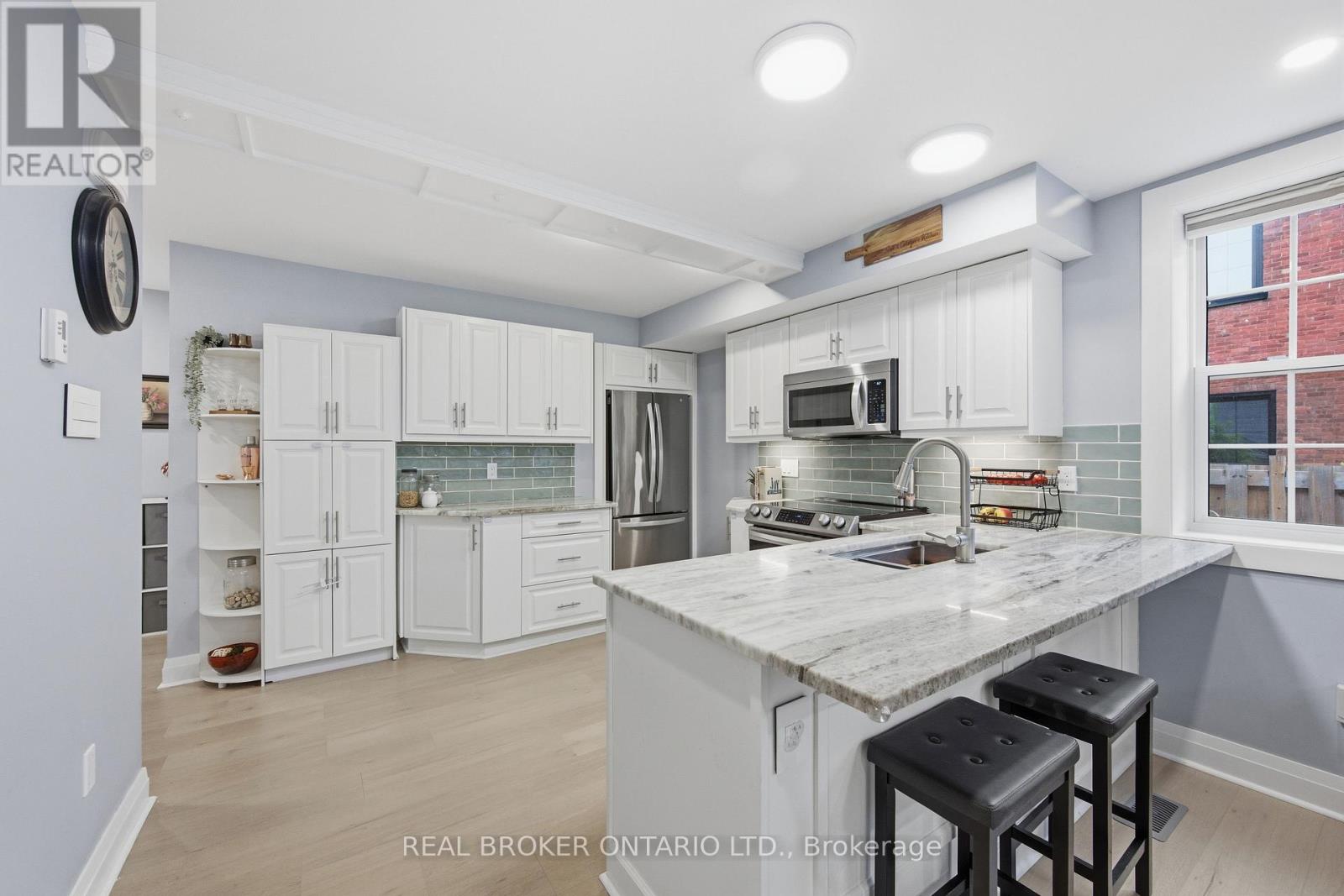 118 BROCK STREET E - 10