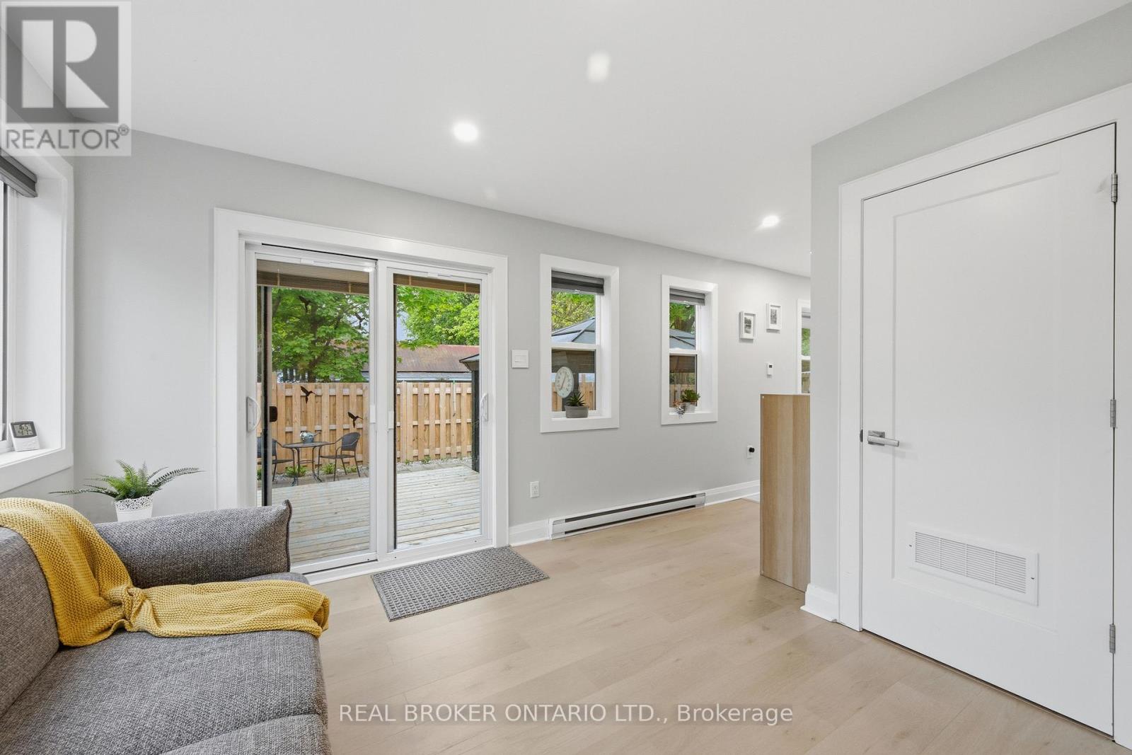 118 BROCK STREET E - 22