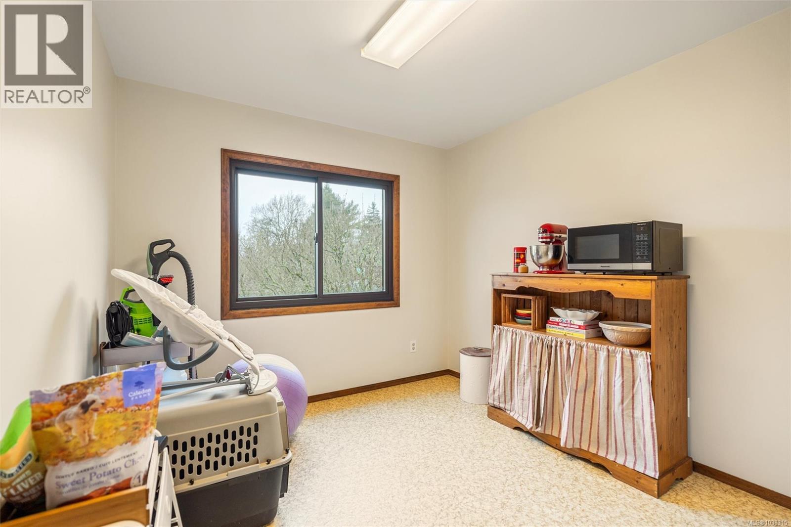 891 Lavender Ave, Saanich