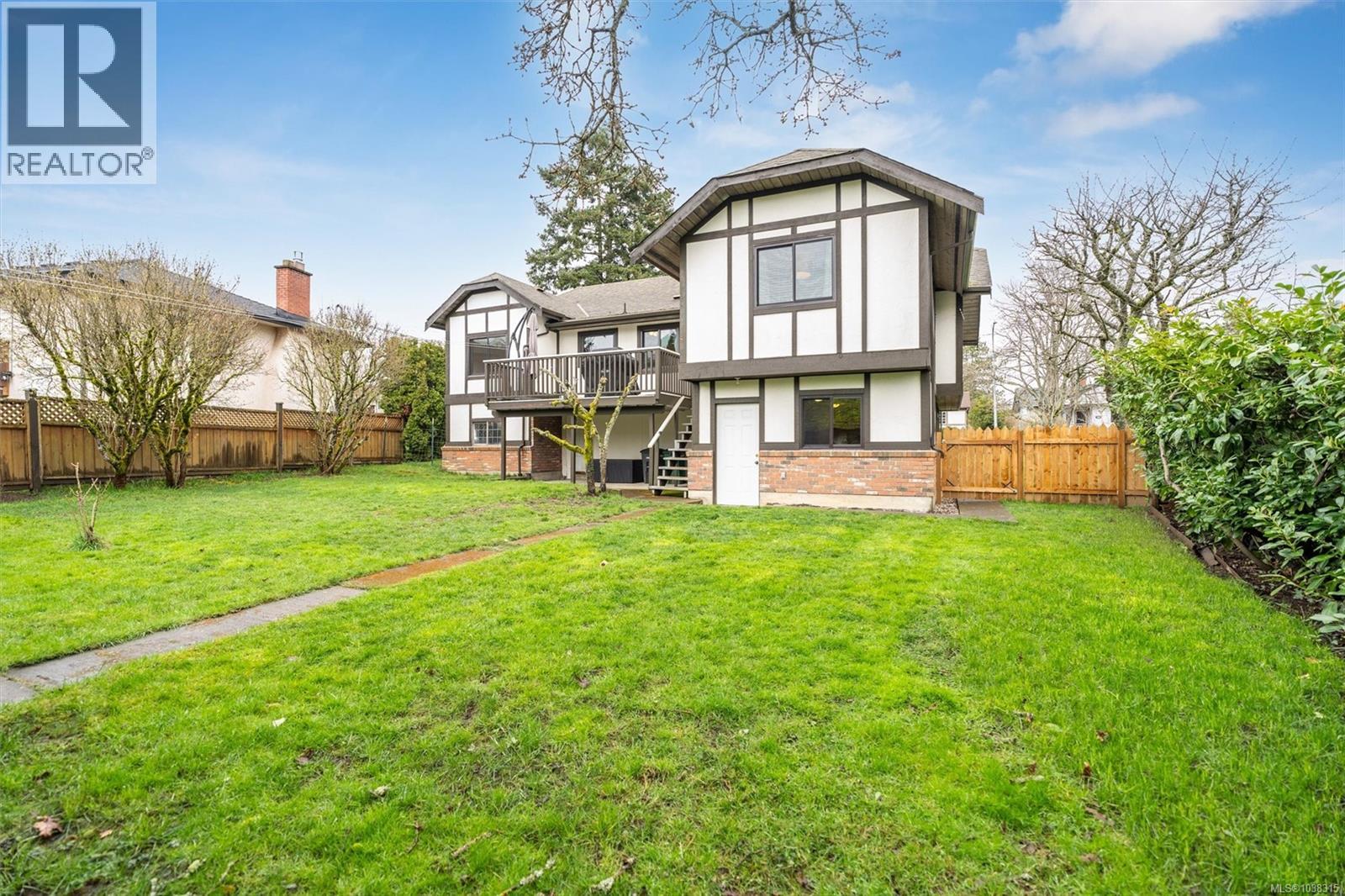 891 Lavender Ave, Saanich