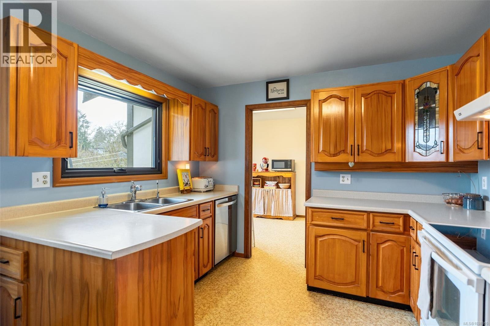 891 Lavender Ave, Saanich