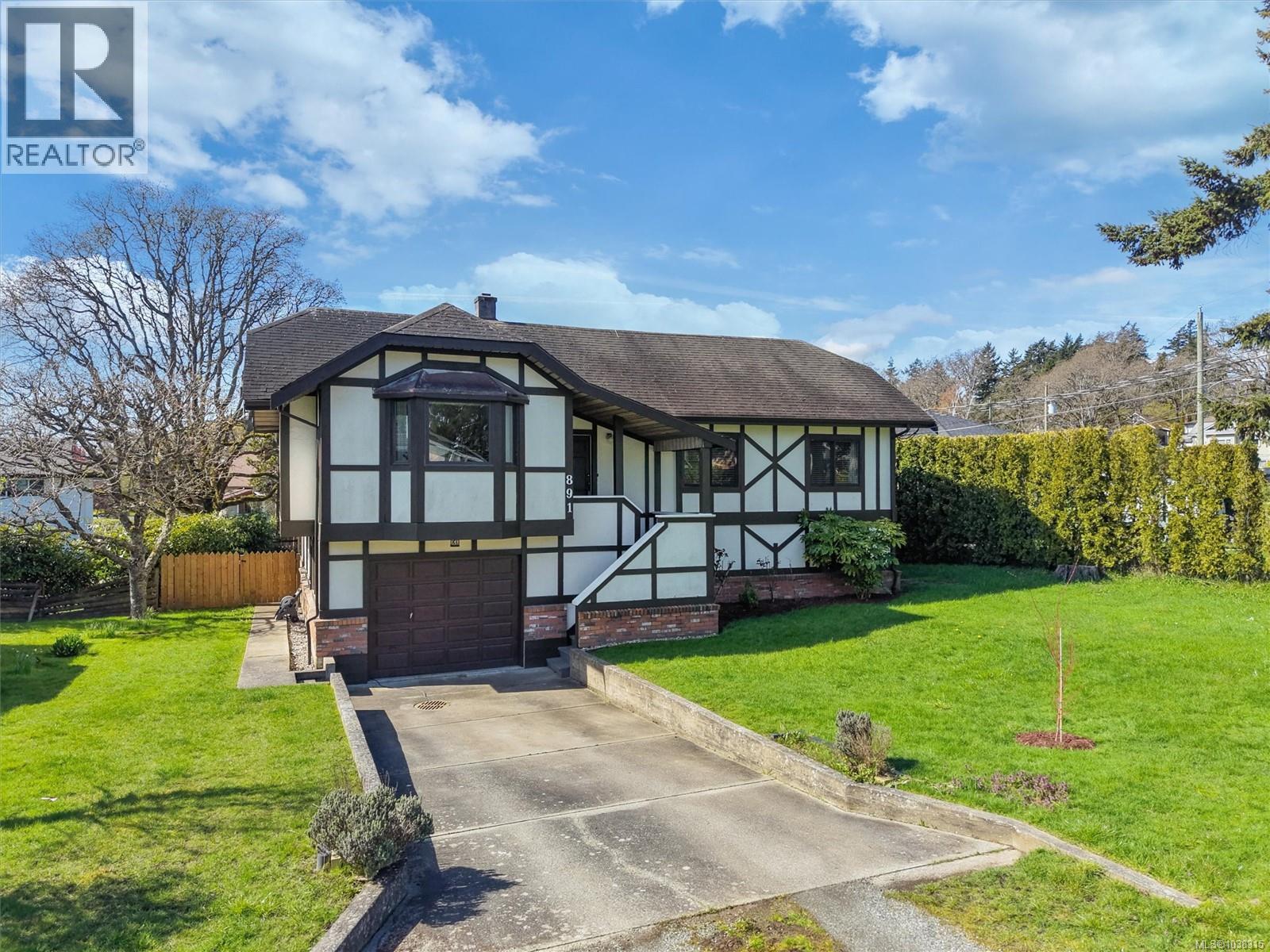 891 Lavender Ave, Saanich
