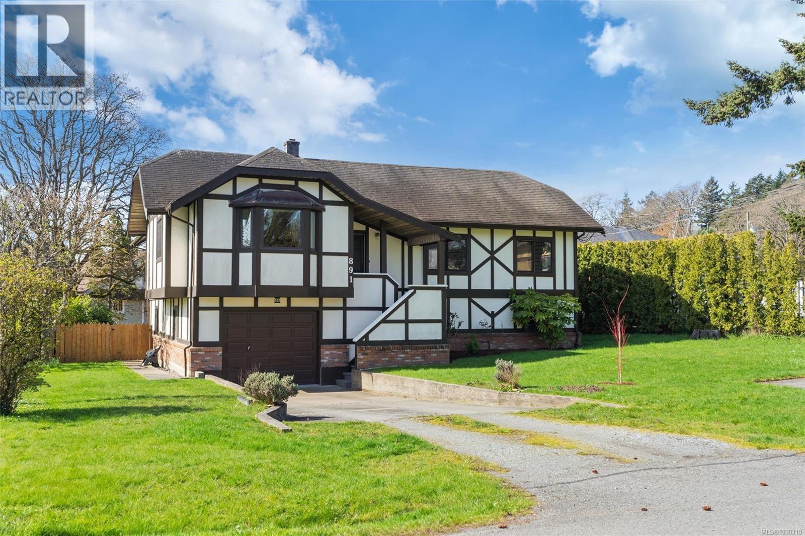 891 Lavender Ave, Saanich
