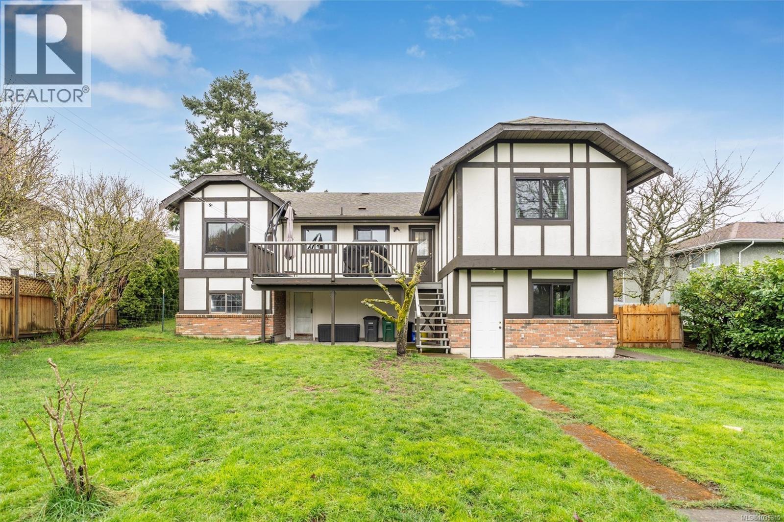 891 Lavender Ave, Saanich