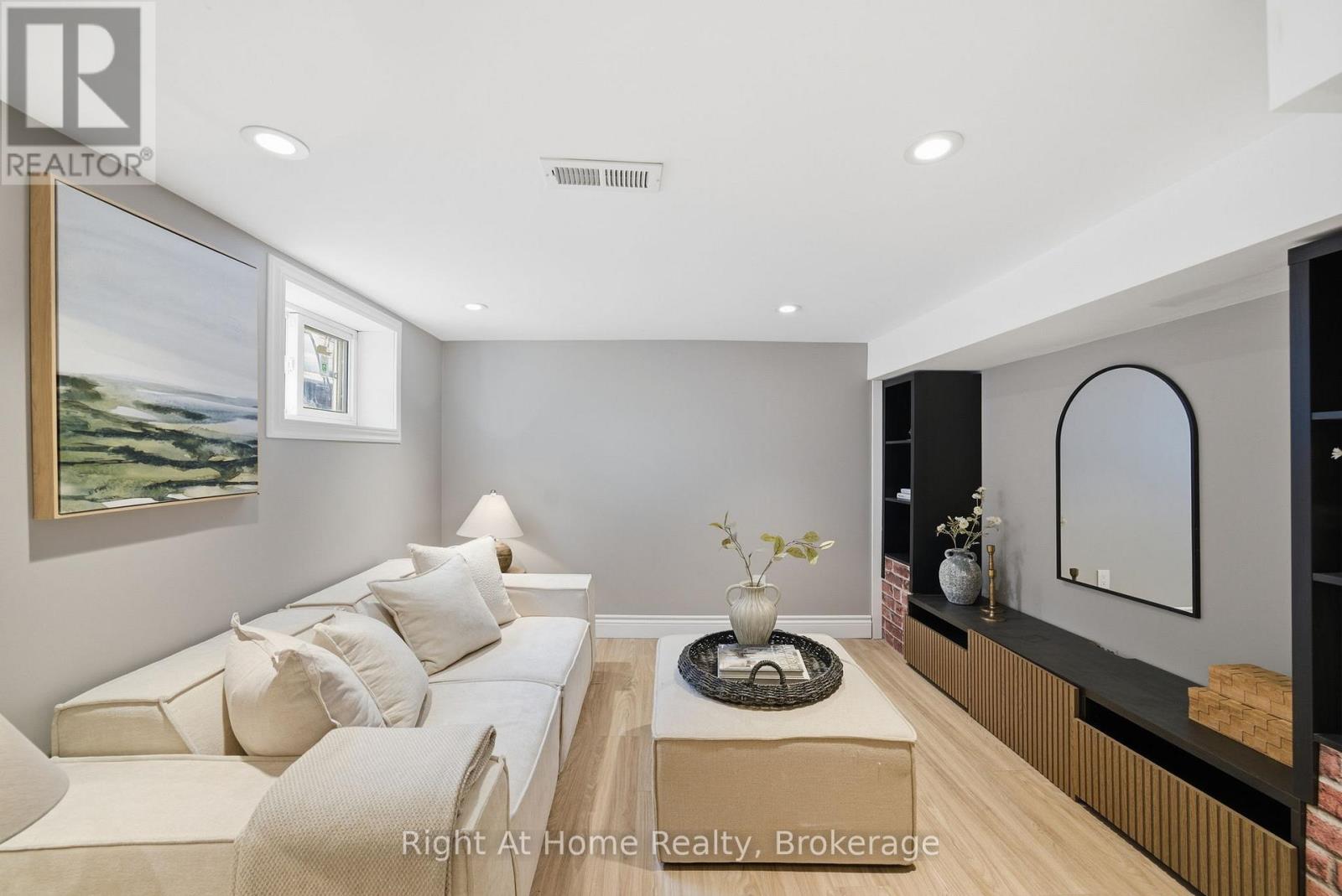 381 JARVIS STREET - 27