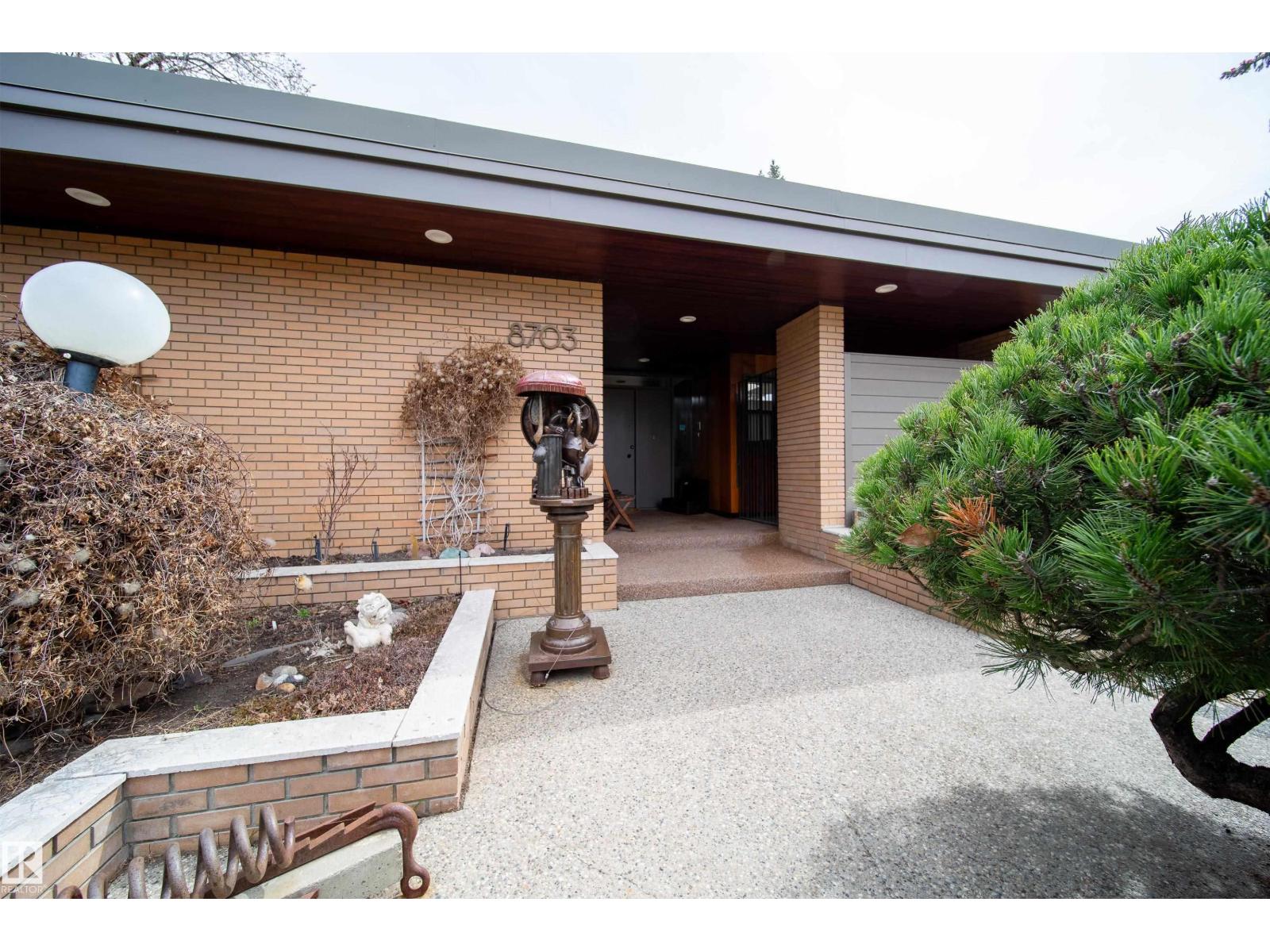 8703 137 ST NW - 4