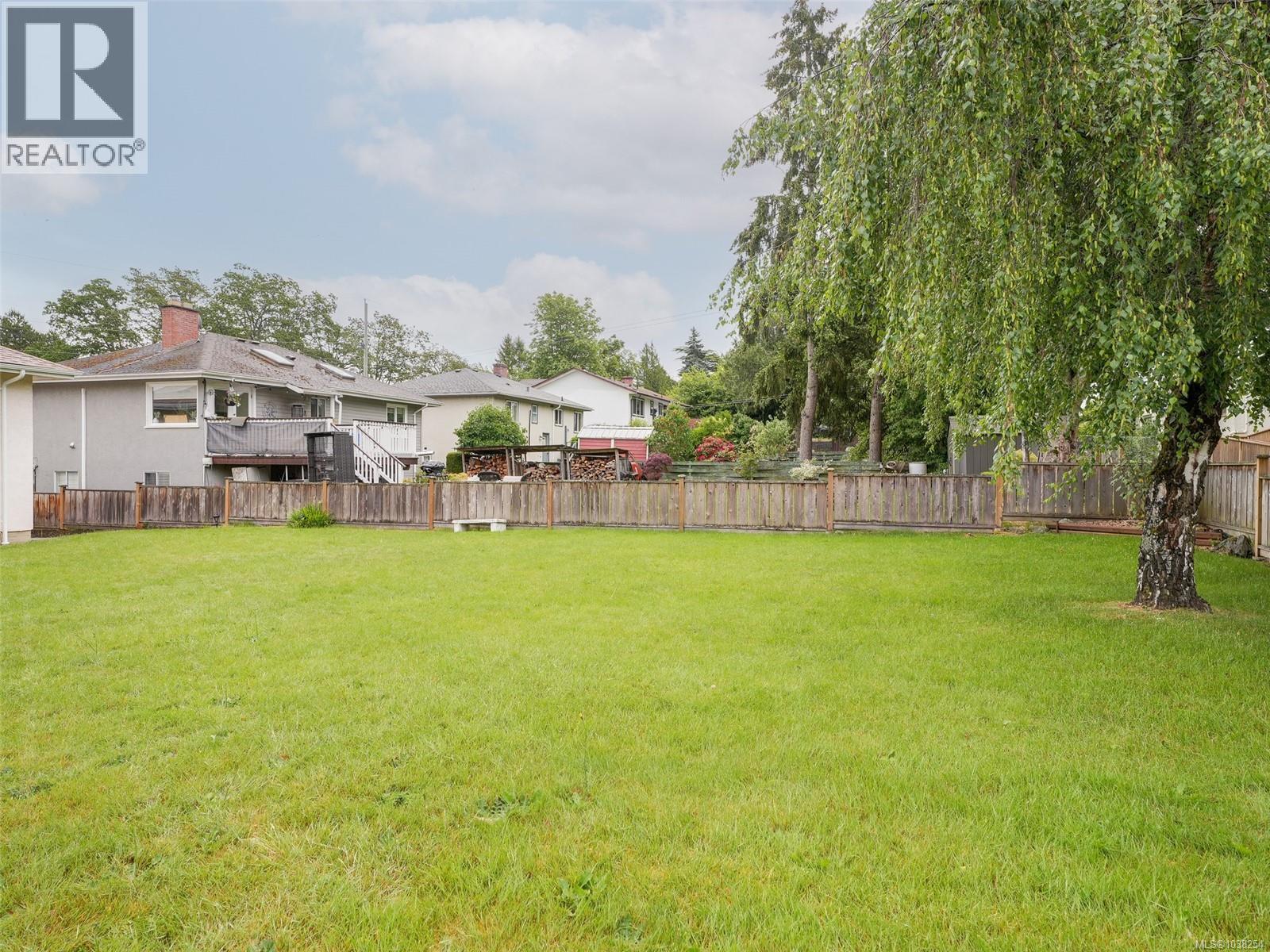  547 Davida Avenue, Saanich