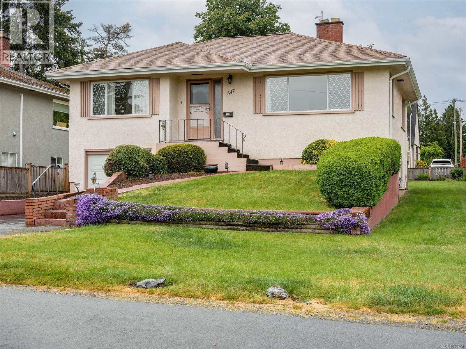  547 Davida Avenue, Saanich