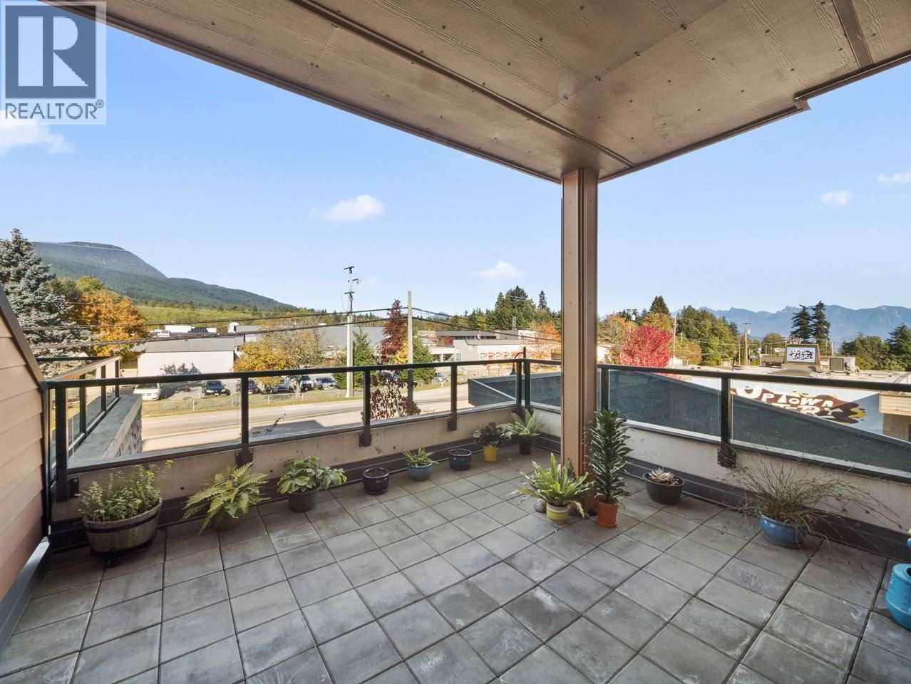 205 875 GIBSONS Way - main photo