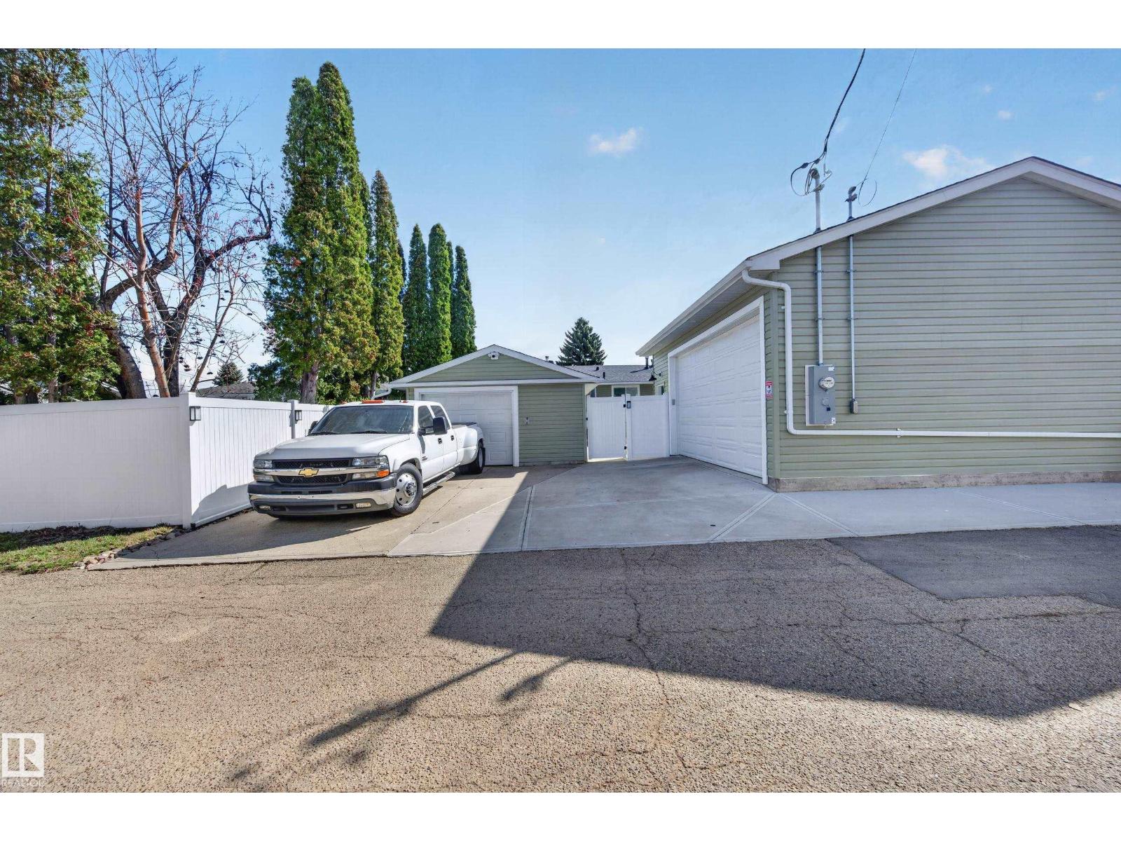 10740 44 ST NW - 37