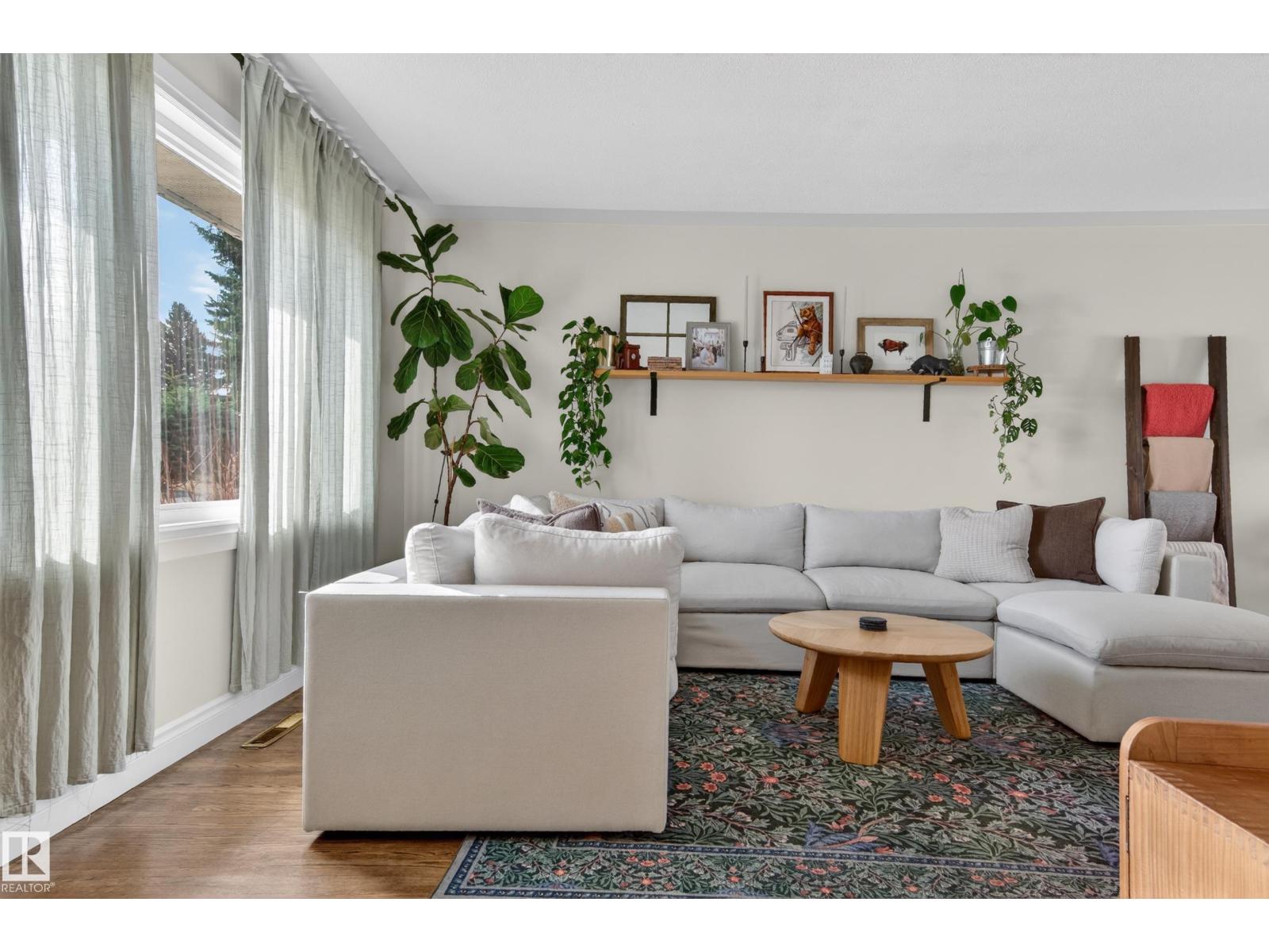 10740 44 ST NW - 4