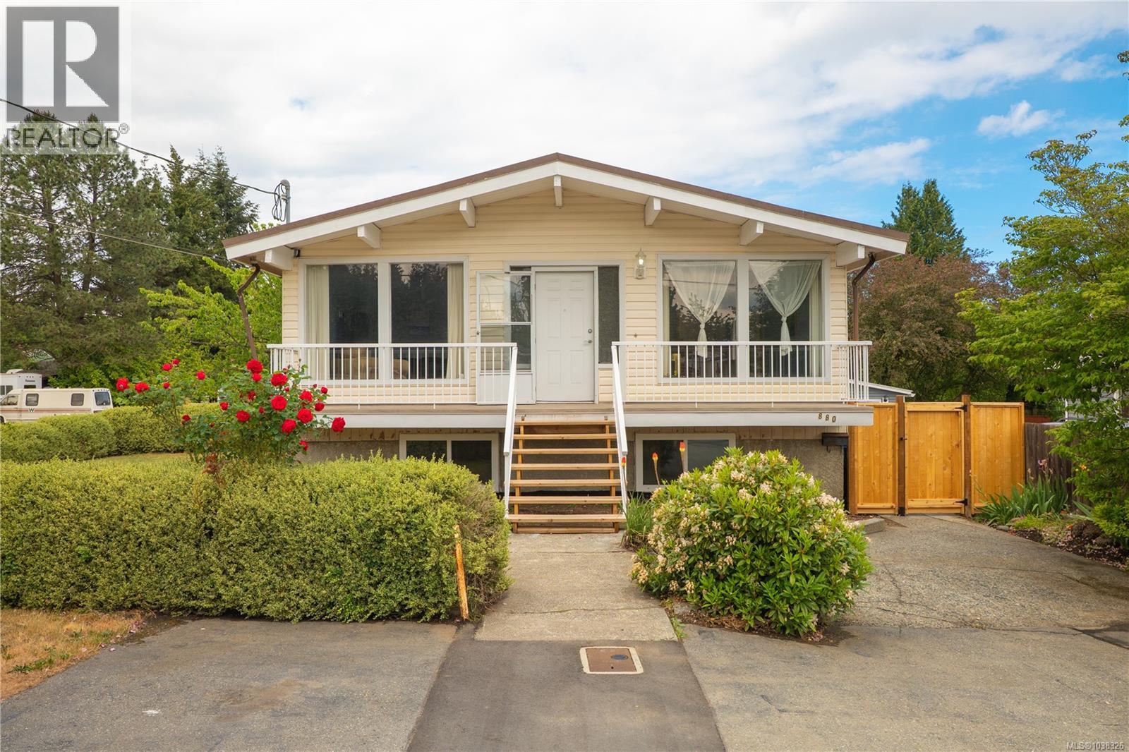 880 Oakley St - 1