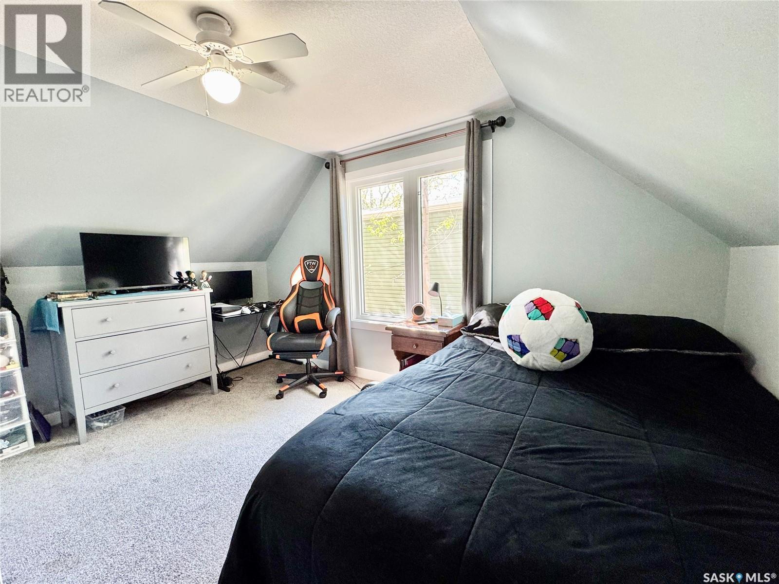 719 4th STREET E - 12