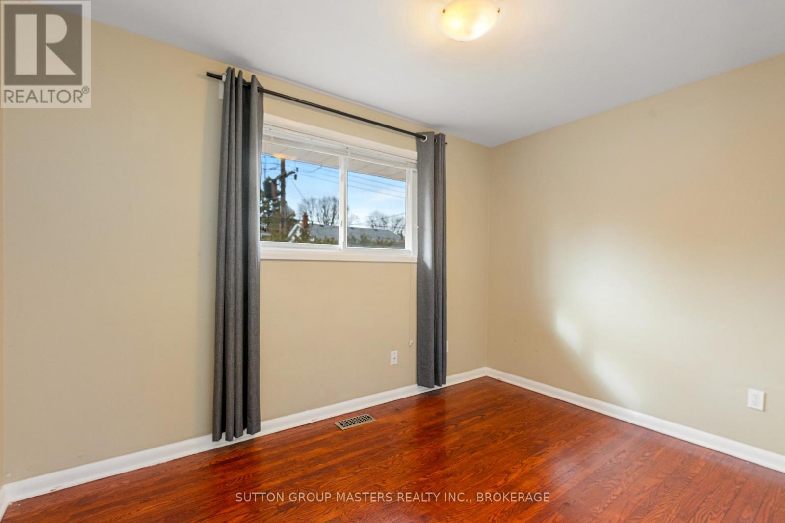 35 HOLLAND CRESCENT - 23