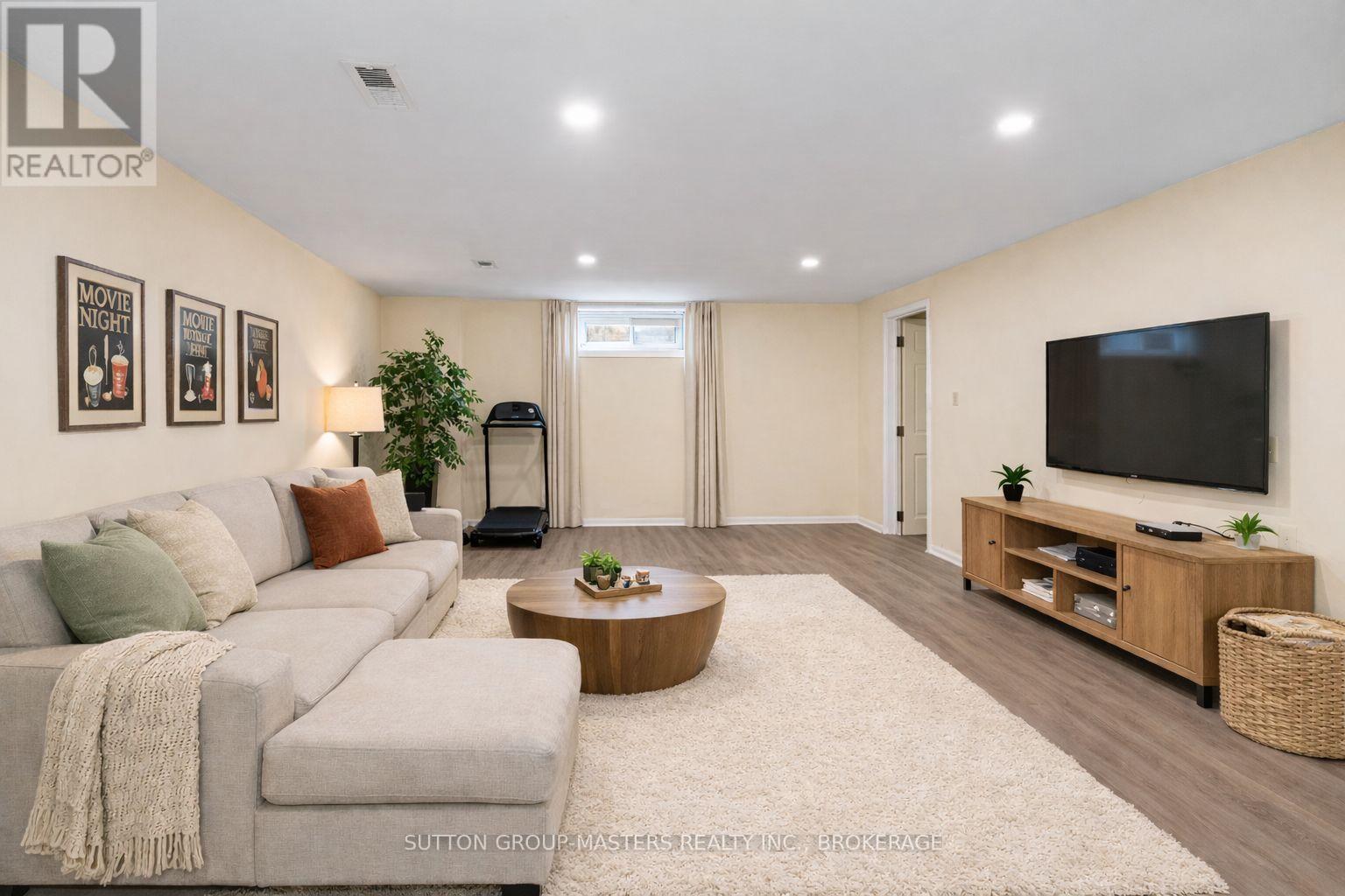 35 HOLLAND CRESCENT - 29