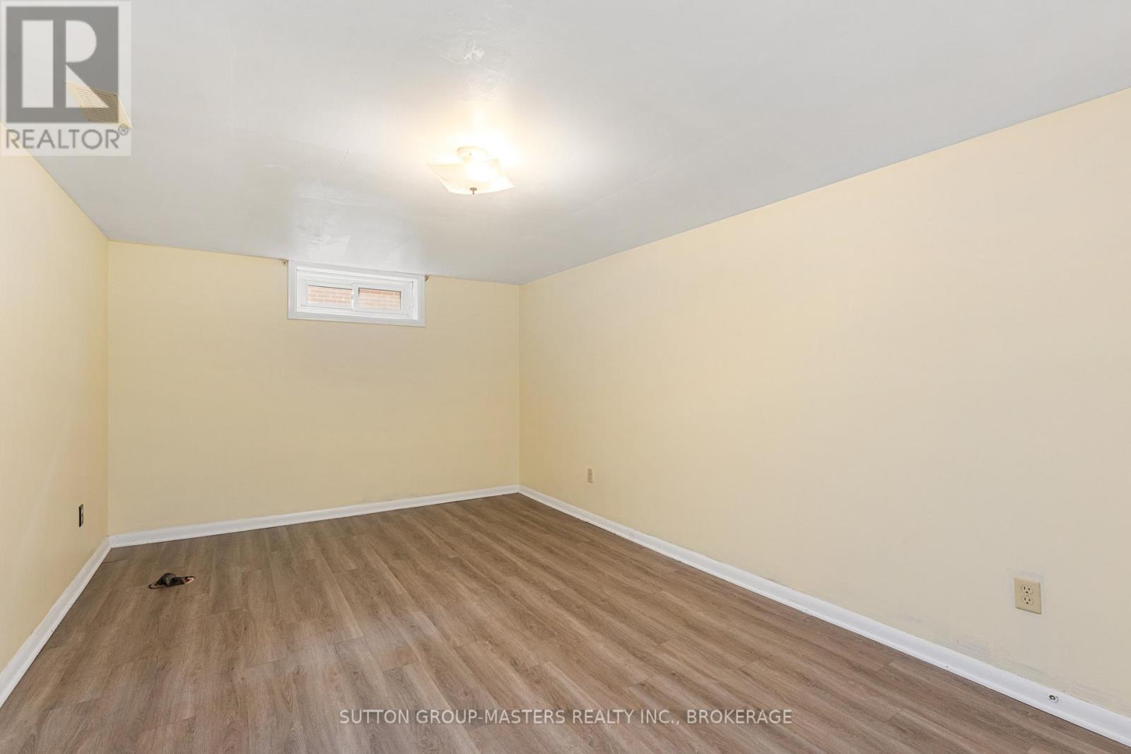 35 HOLLAND CRESCENT - 32