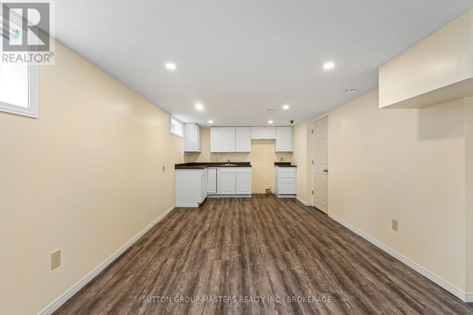35 HOLLAND CRESCENT - 36