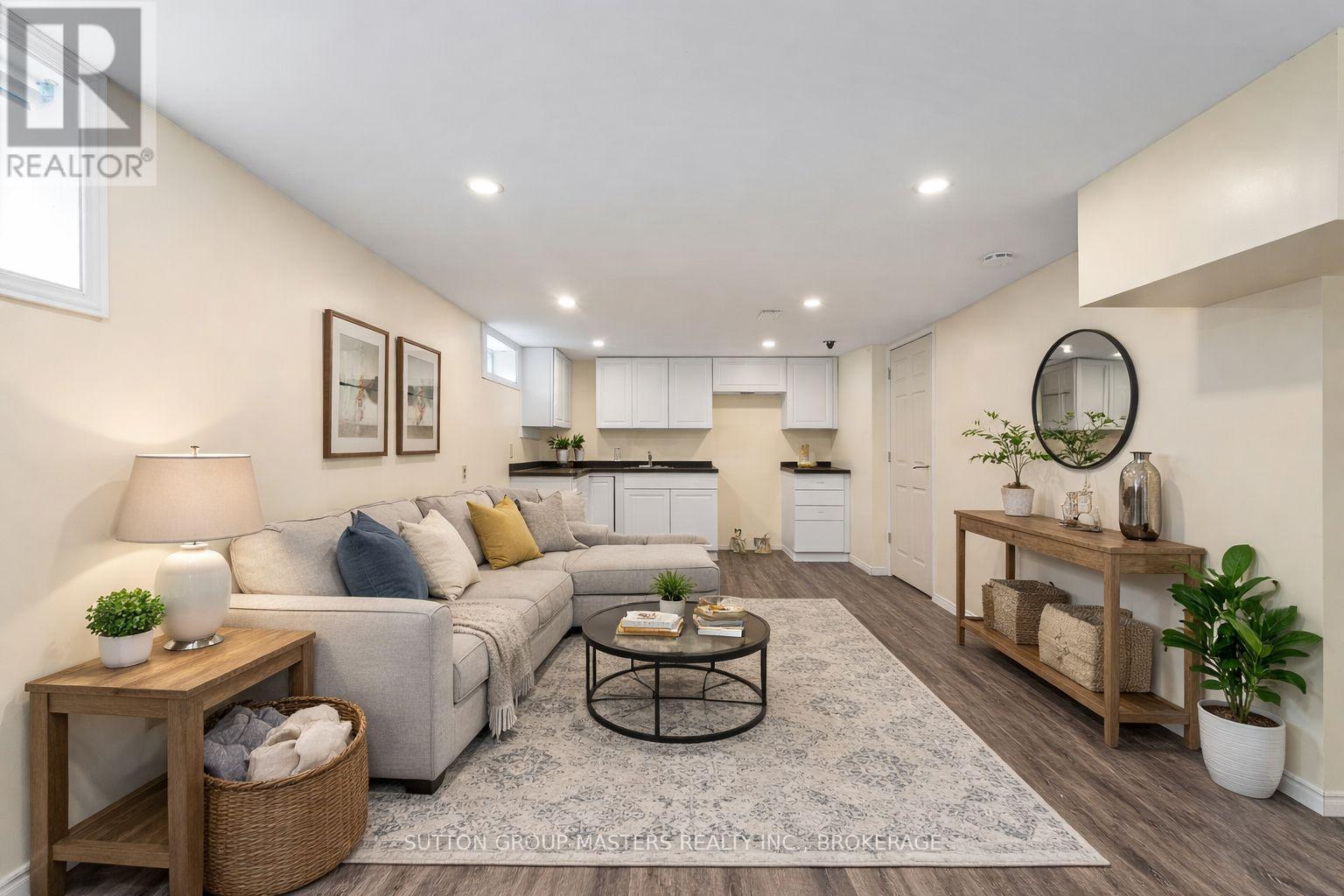 35 HOLLAND CRESCENT - 37