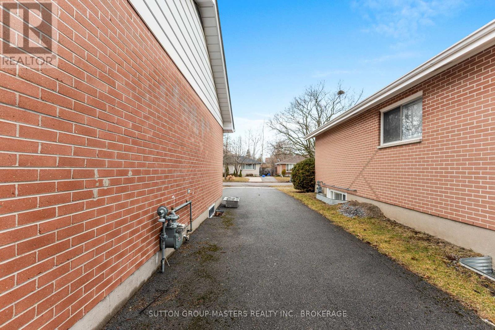 35 HOLLAND CRESCENT - 46