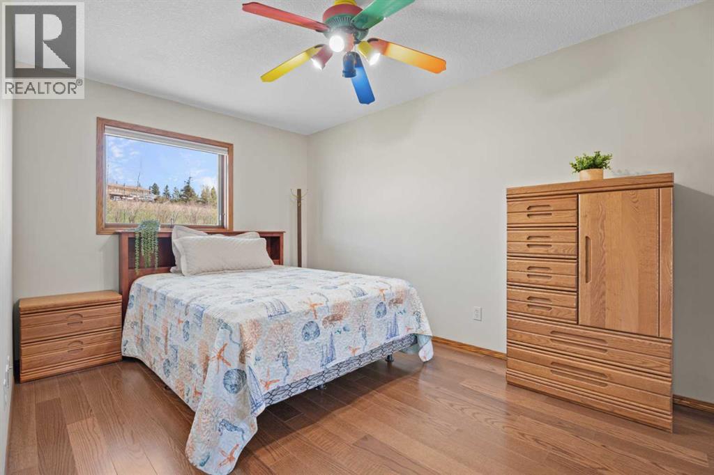 434183 2 Street E - 24