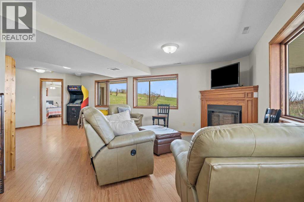 434183 2 Street E - 27
