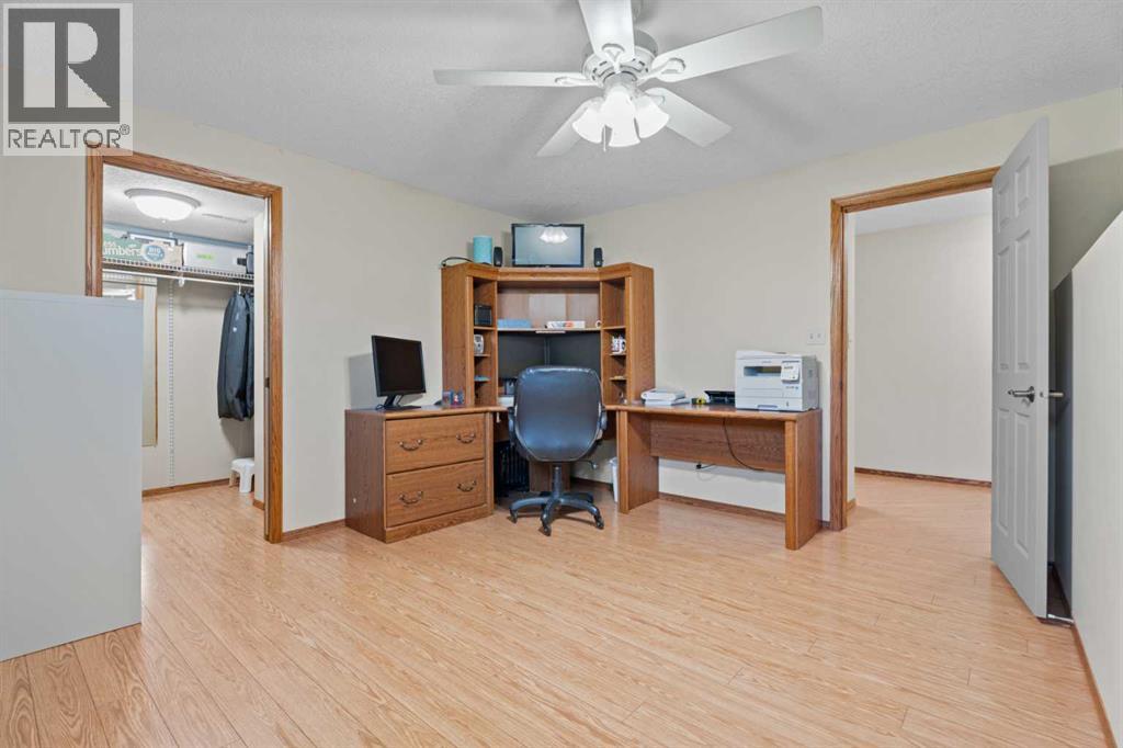 434183 2 Street E - 32