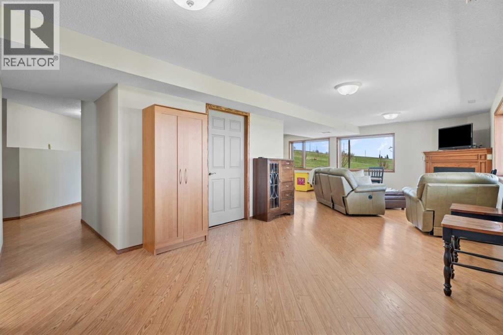 434183 2 Street E - 34