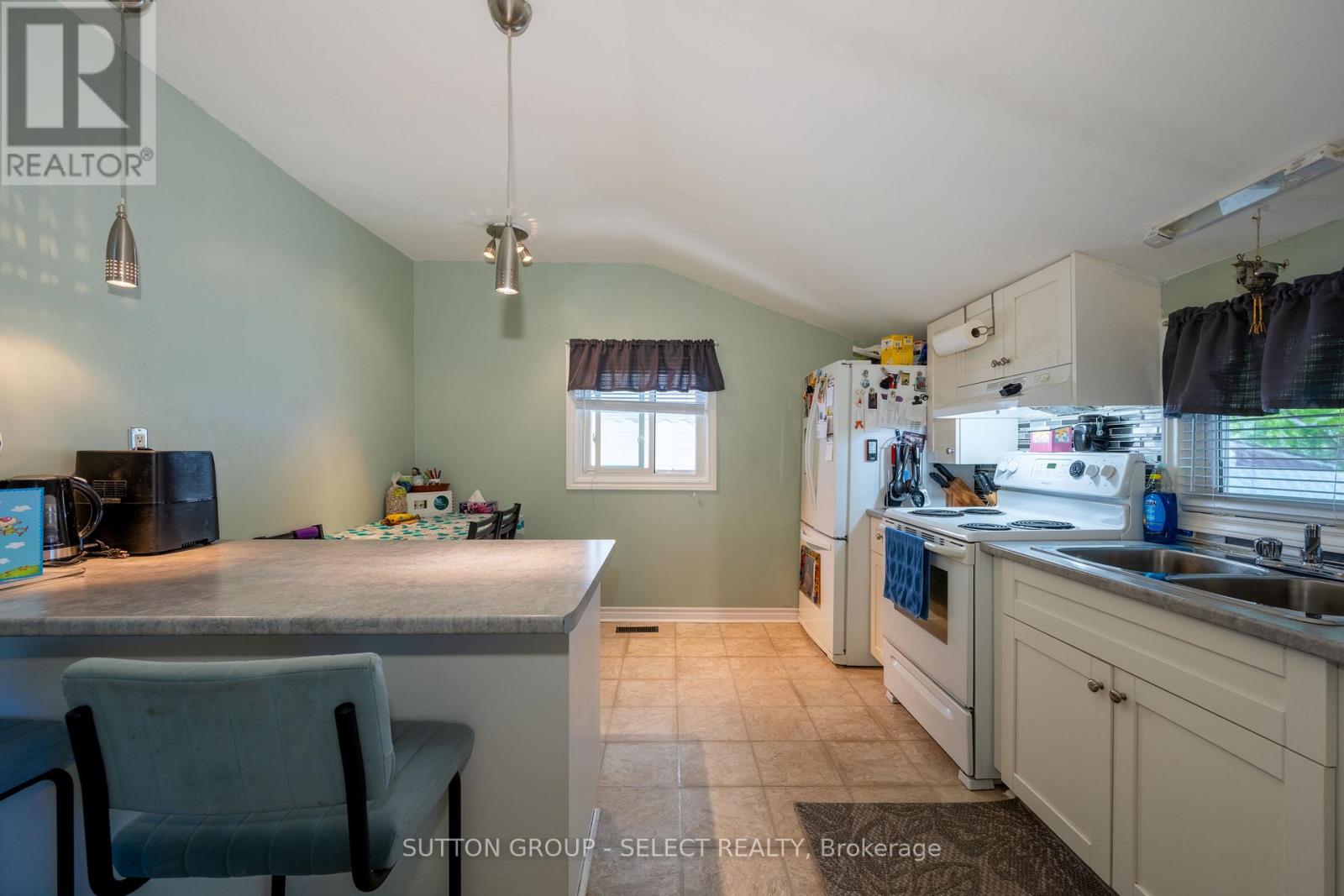 582 HILL STREET - 14