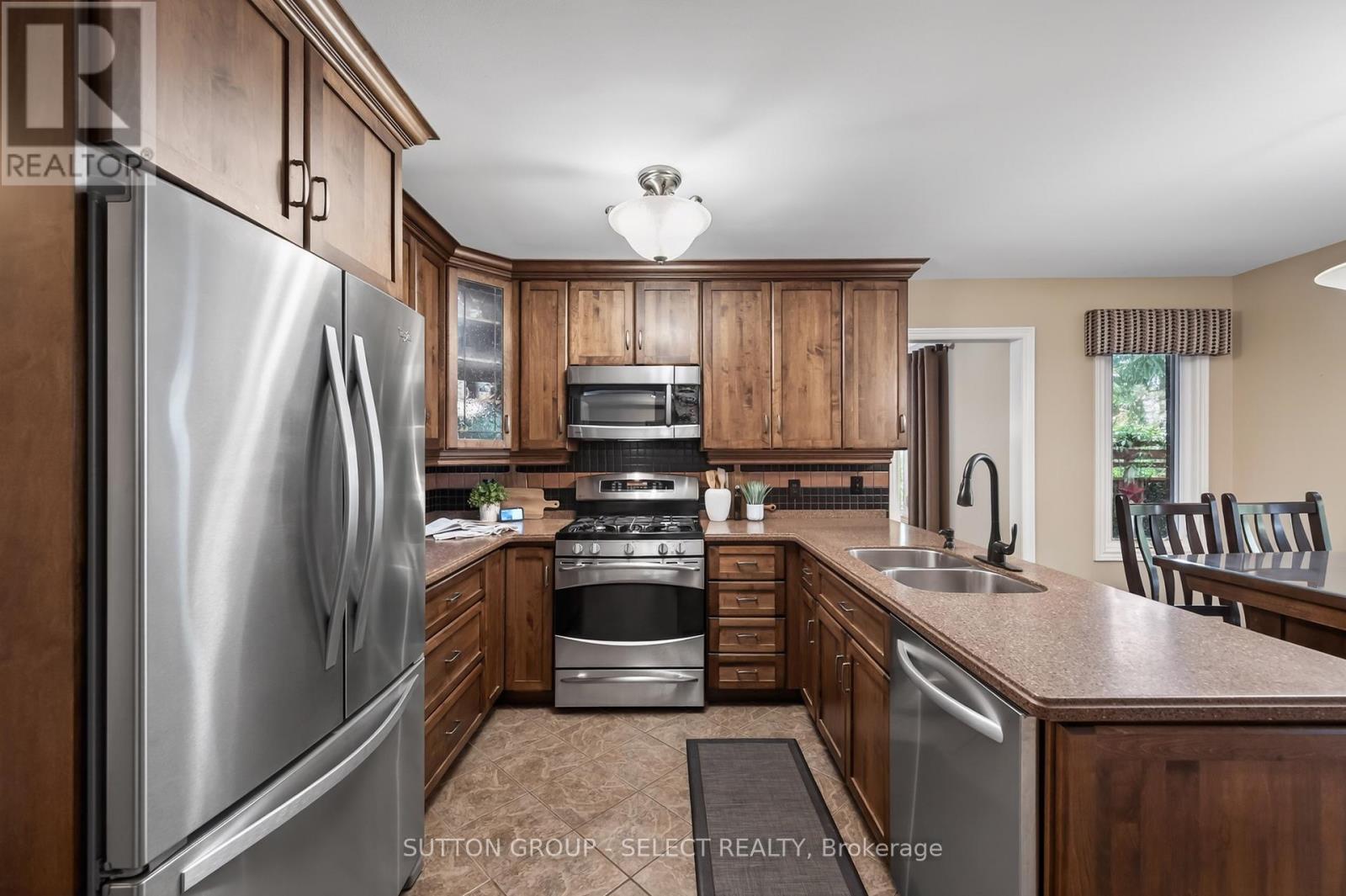 31 ROBINSON COURT - 28