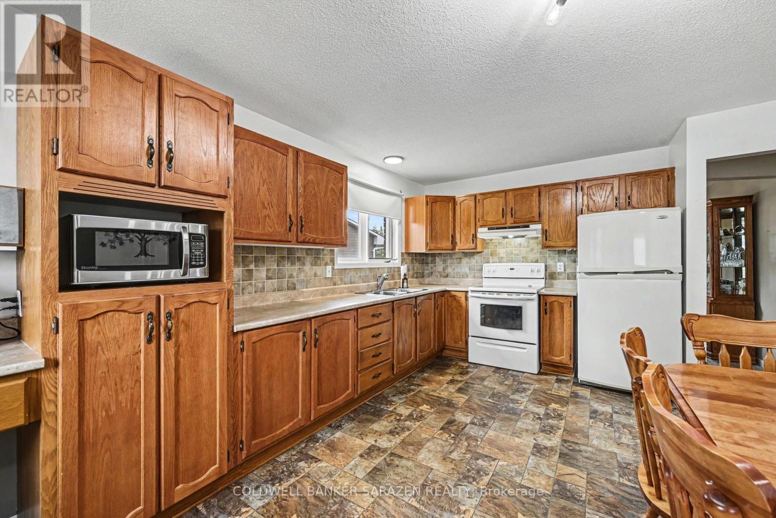 258 ALLAN DRIVE - 11