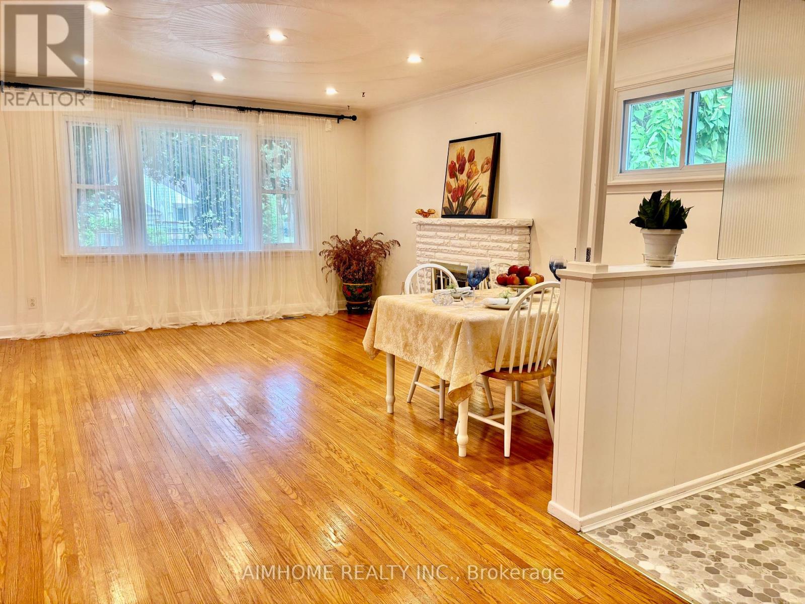 12 CANHAM CRESCENT - 4