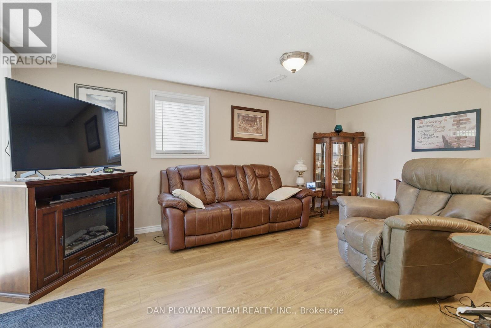 27 HOCKLEY AVENUE - 35