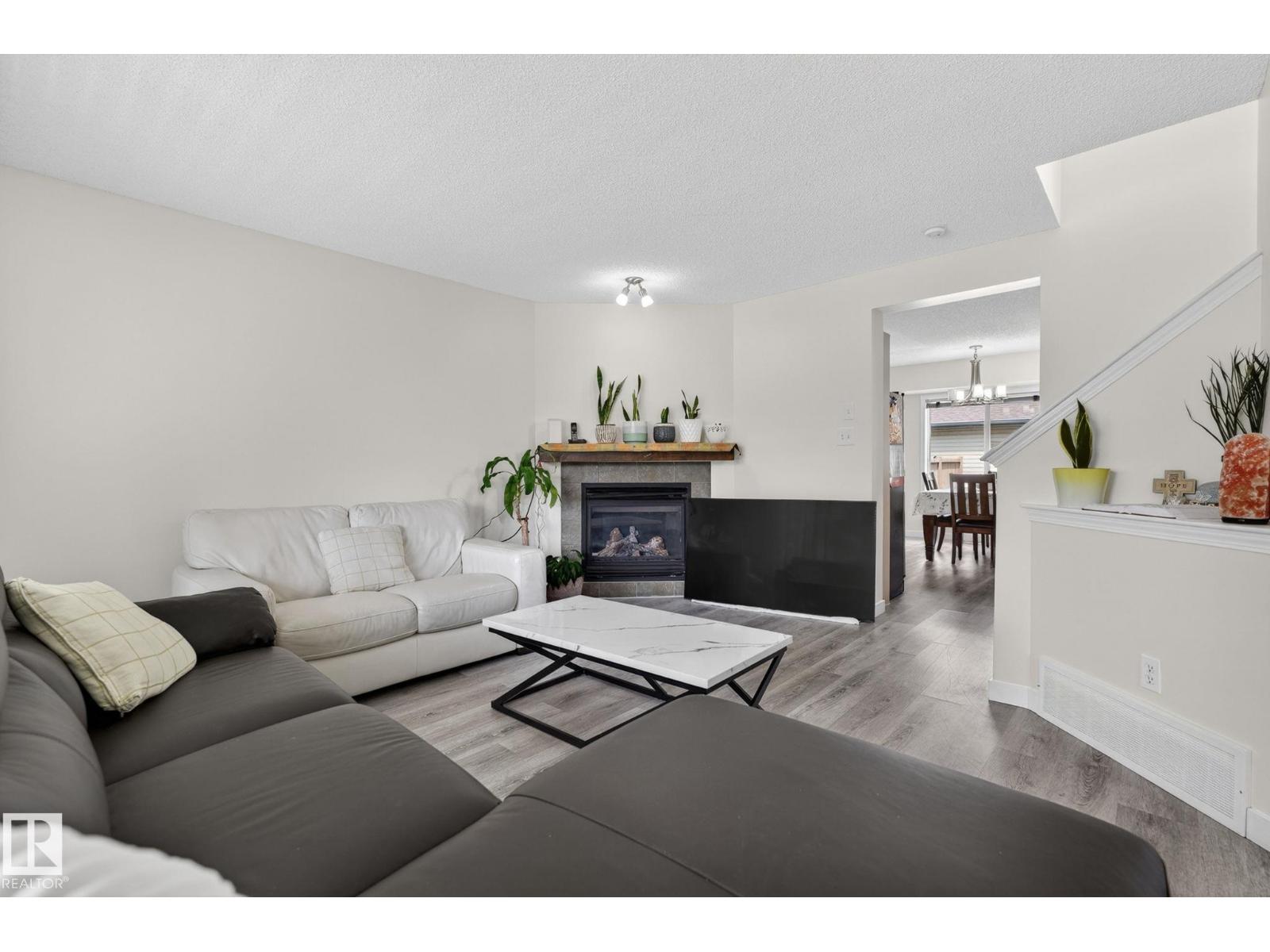 21244 90 AV NW - 3