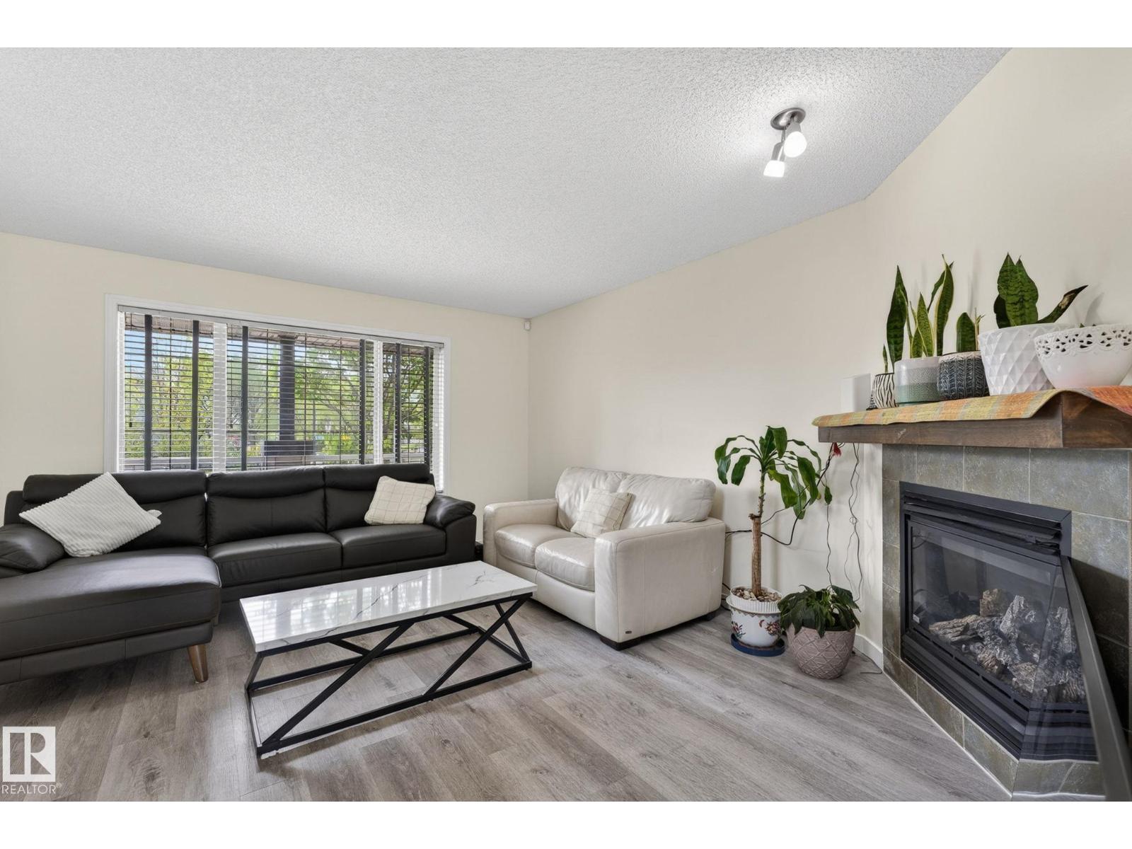 21244 90 AV NW - 5
