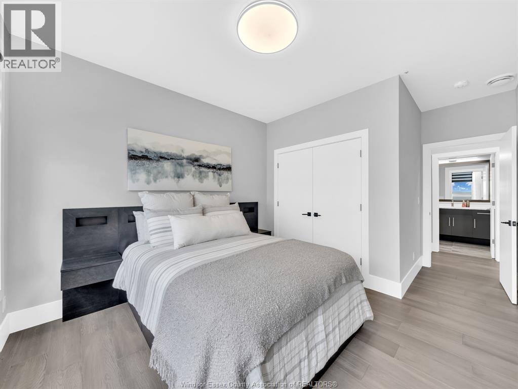 983 LAKESHORE PARK ROAD - 44