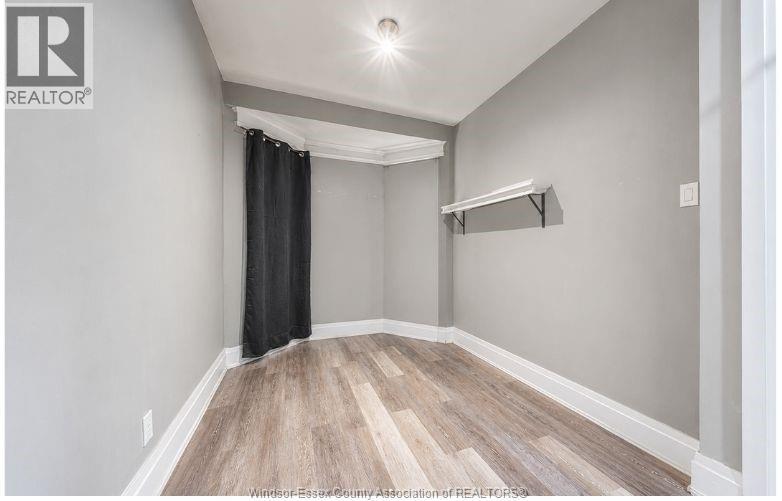 446 WYANDOTTE STREET West - 5