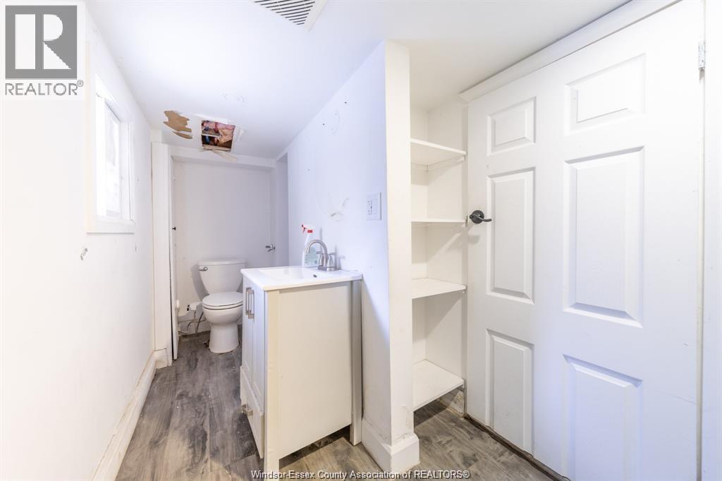 446 WYANDOTTE STREET West - 24