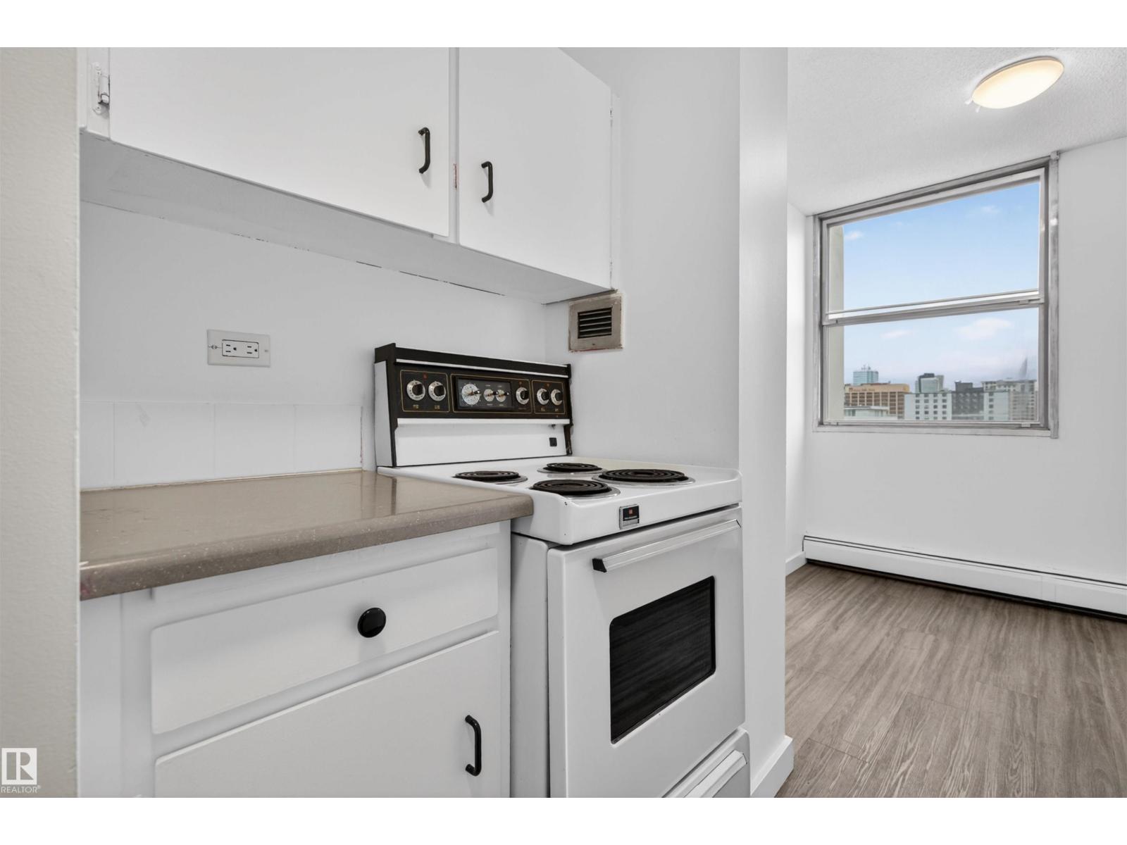 #1007 9930 113 ST NW - 14