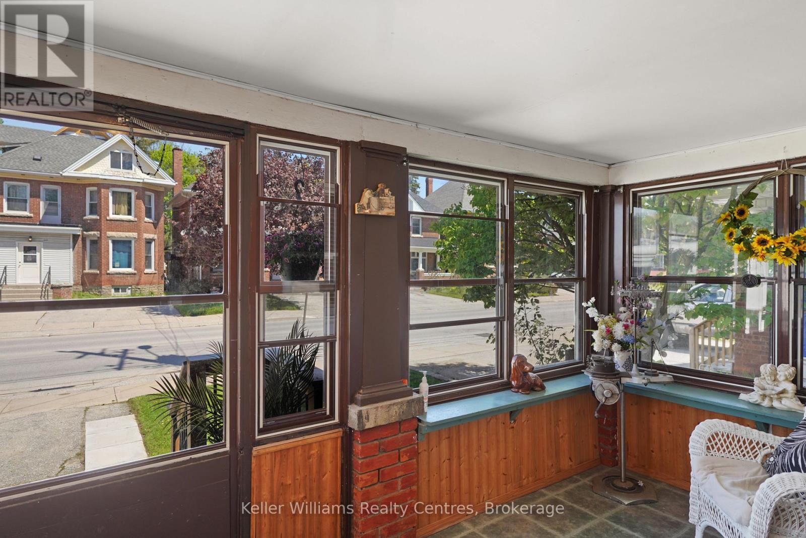 247 6TH STREET E - 10
