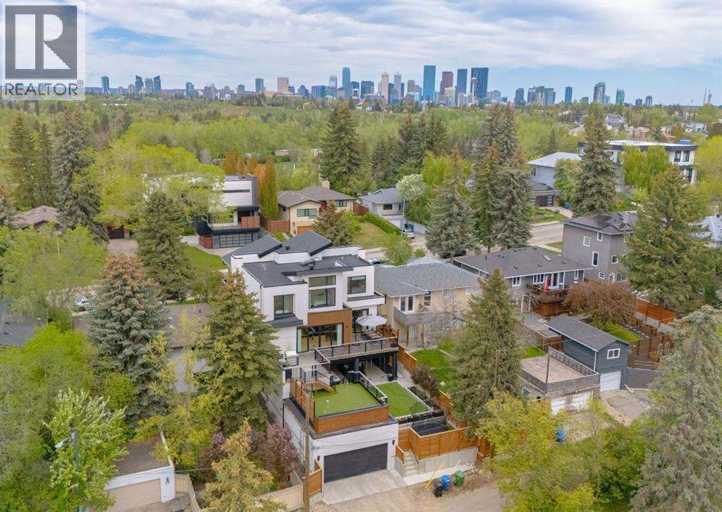 Prime location steps to Stanley Park!