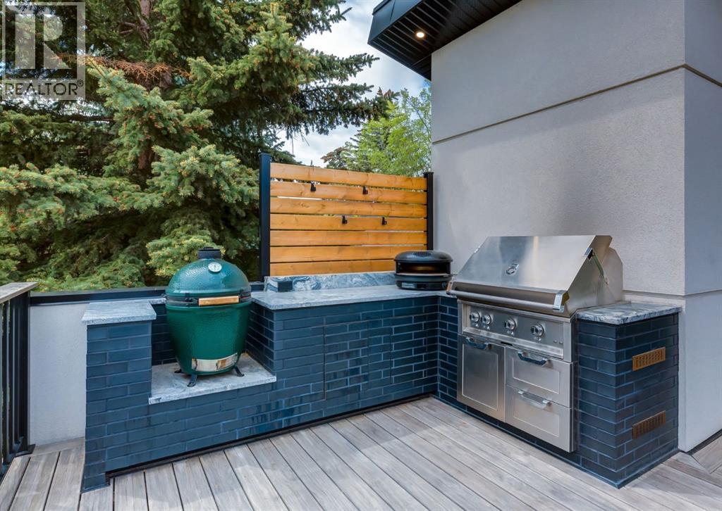 Outdoor kitchen with built-in BBQ, space for a smoker & pizza oven