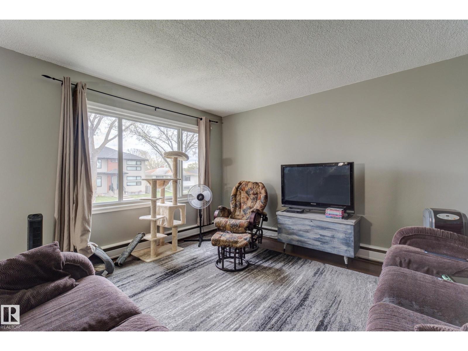 10524 78 ST NW - 4