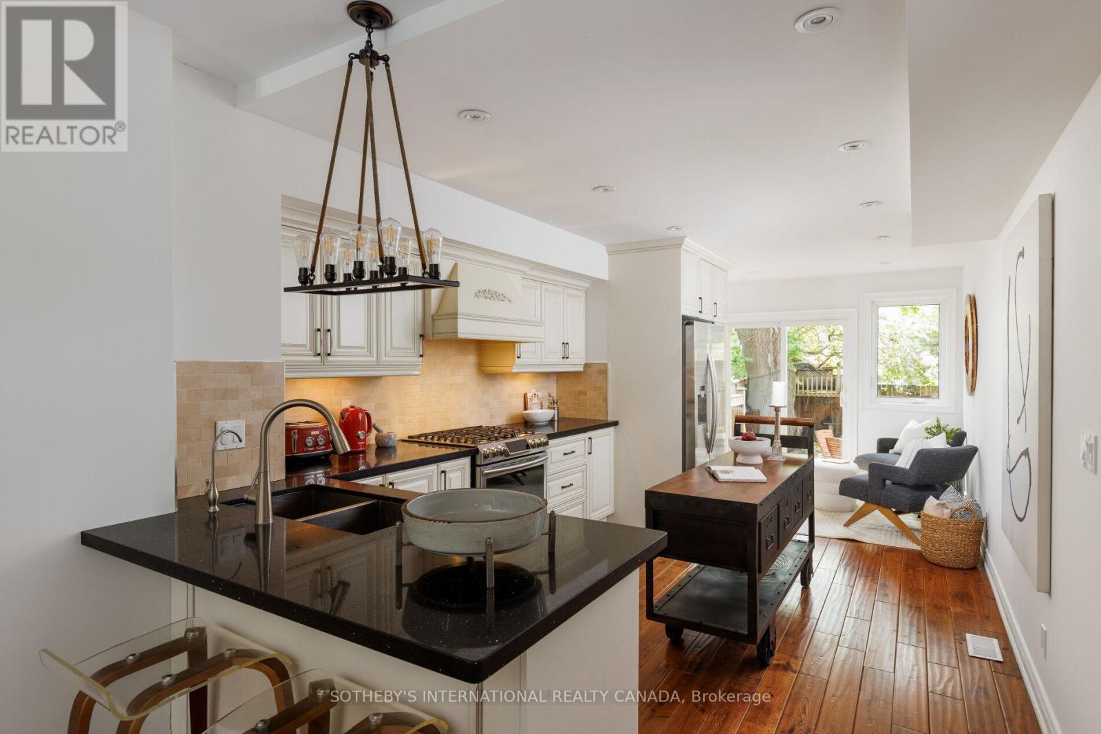 866 1/2 CARLAW AVENUE - 12
