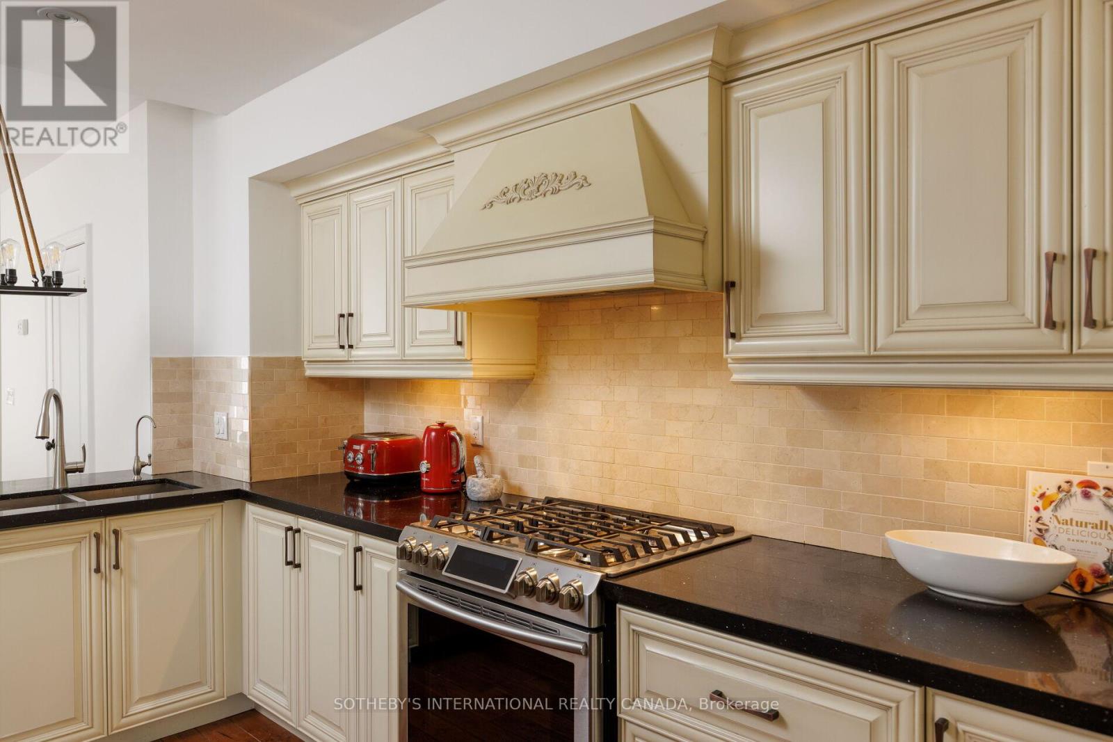 866 1/2 CARLAW AVENUE - 15