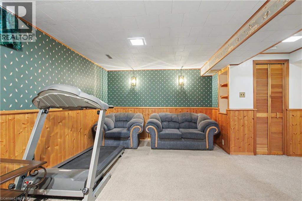 203 MOFFAT Drive - 19