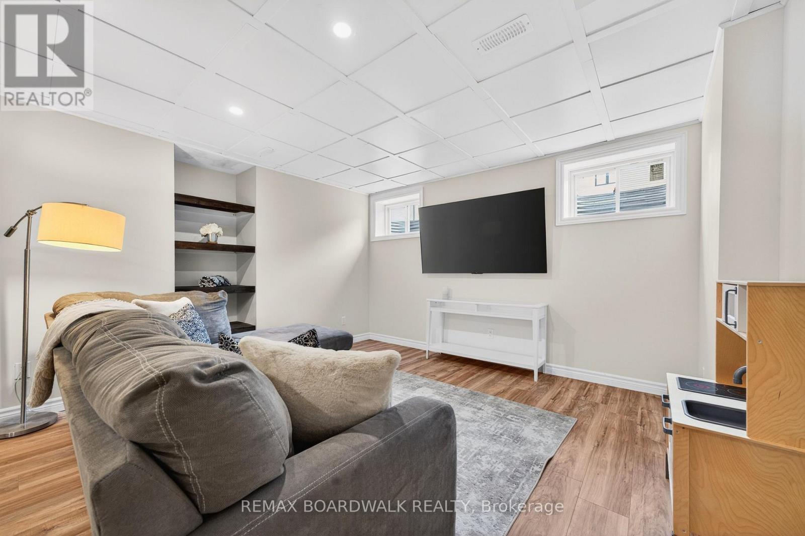 38 THUNDERBOLT STREET - 33