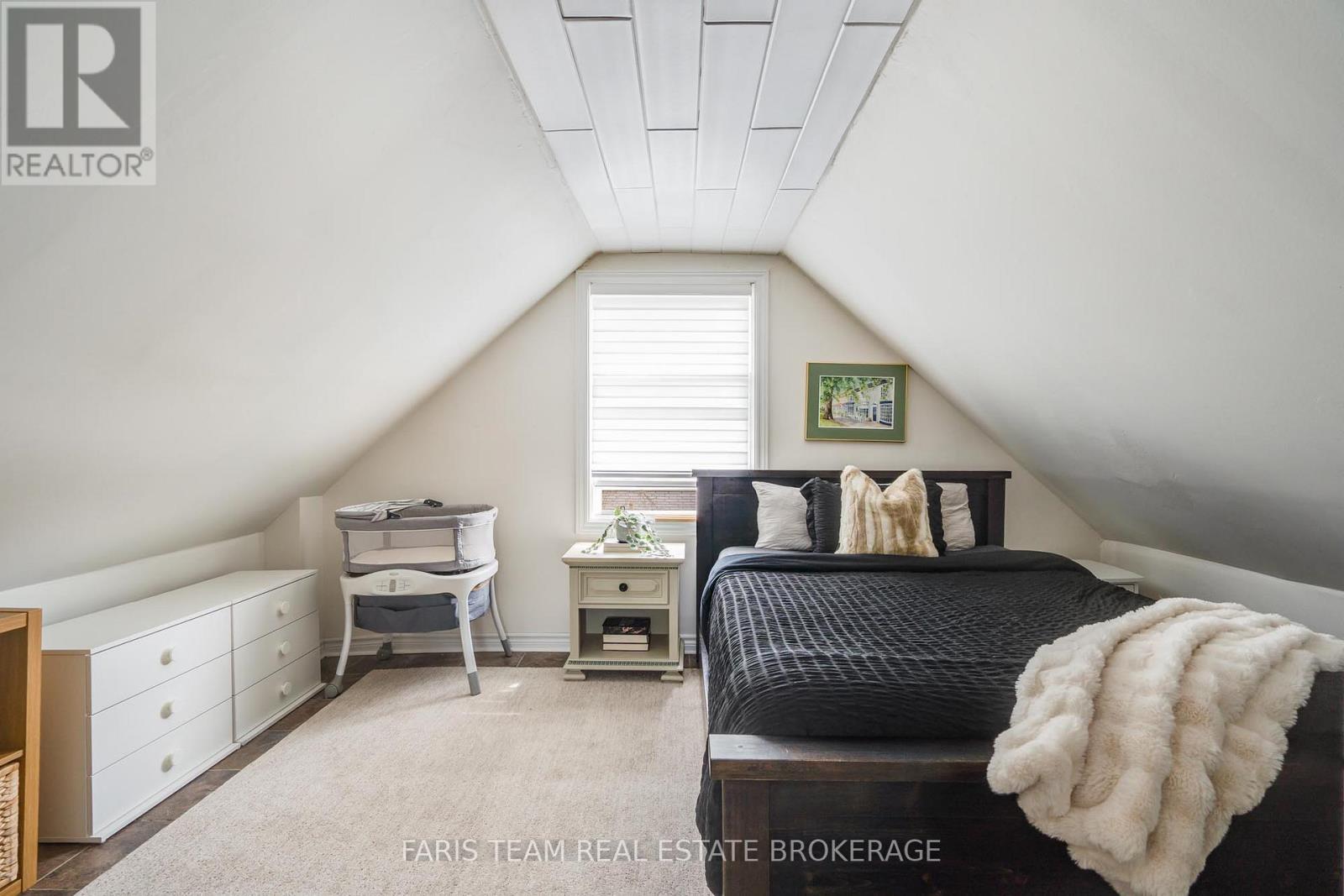 255 LINDSAY STREET - 17
