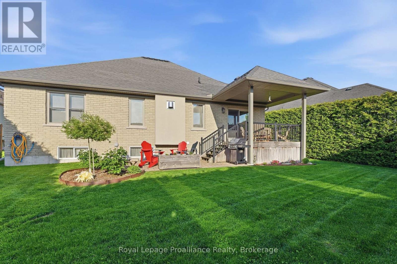 9 ROSSLYN DRIVE - 43